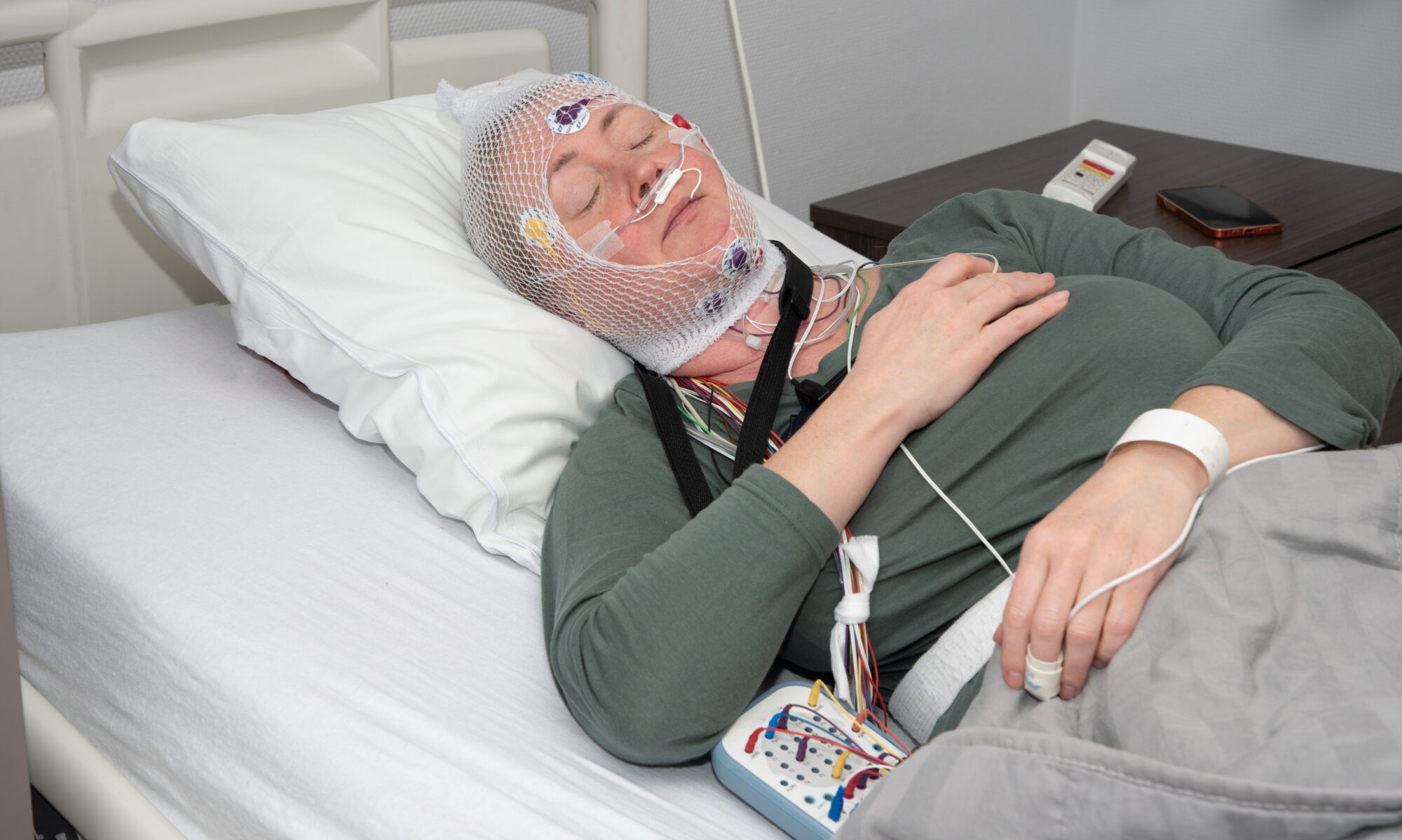 Woman at best sleep doctors in CT having sleep study done.